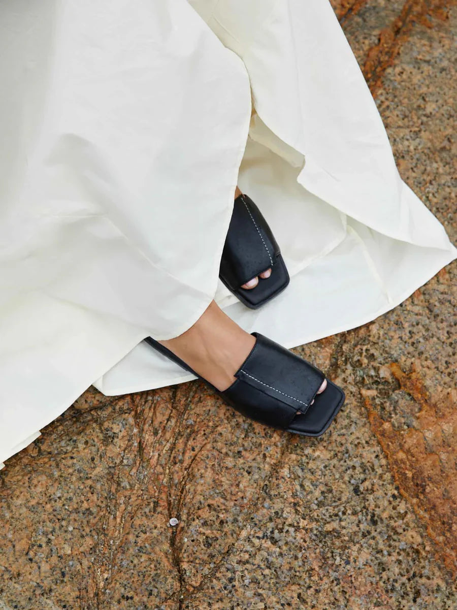 【在庫限り】Peddle Corn Leather Sandal